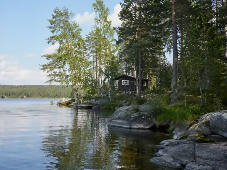 Image of a cabin at the lake in Finland - outpatient rehab Finland through Castle Health