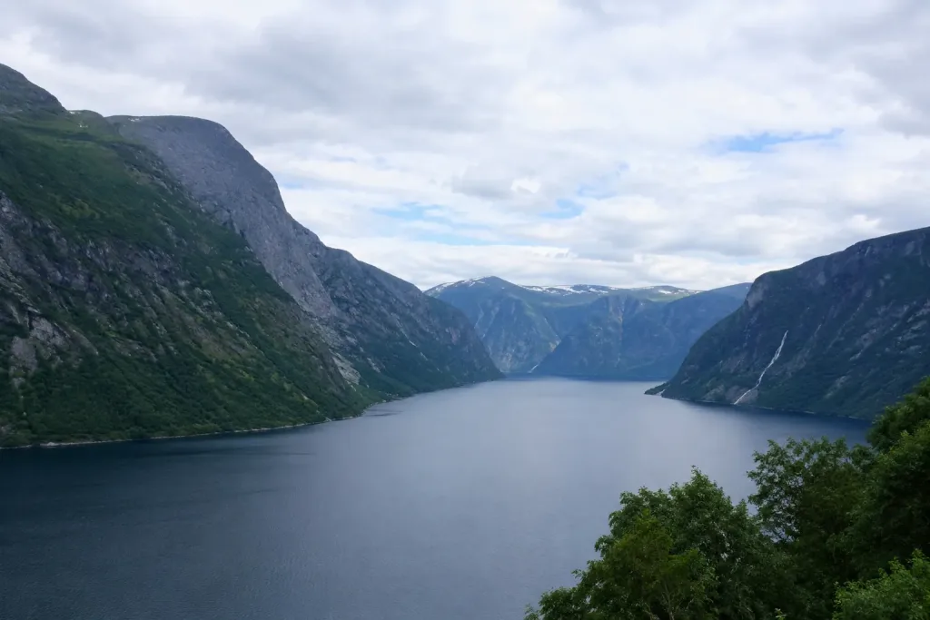 An image of a Norwegian fjord - symbolises Castle Health's outpatient rehab in Norway